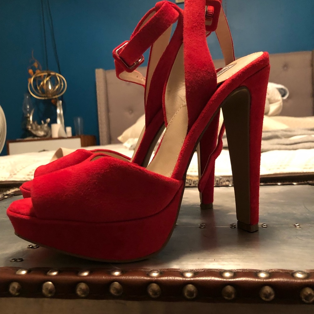 NWOT red leather Steve Madden heels. 😍😍